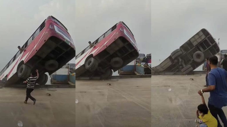 ৫০ জন যাত্রী নিয়ে দৌলতদিয়া ফেরিঘাটের পন্টুন থেকে পদ্মা নদীতে বাস